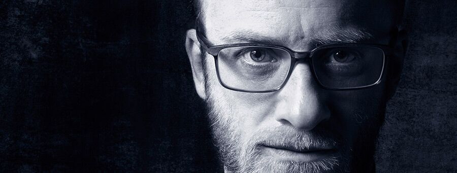 Homme de 45 ans portant des lunettes progressives