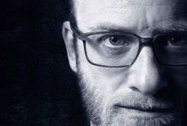 Homme de 45 ans portant des lunettes progressives