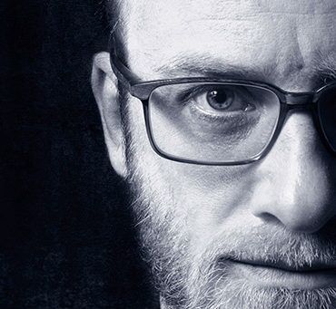 Homme de 45 ans portant des lunettes progressives
