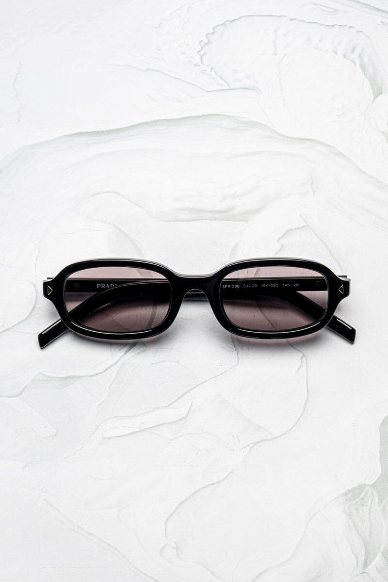 Lunettes de soleil Prada PR D06S 16K03D rectangulaire slim acétate noir verres rose fumé - Optic Duroc